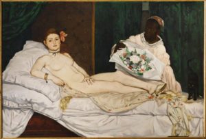 Une femme nue est allongée sur un lit, posant sa main sur son sexe avec un air de défi, avec un chat noir hérissé au bout du lit. Une servante lui apporte un bouquet de fleurs.