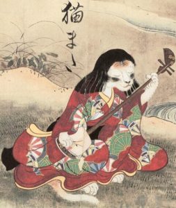 Chat anthropomorphe représenté de face, assis, vêtu d'un kimono, jouant d'un instrument à cordes type luth.