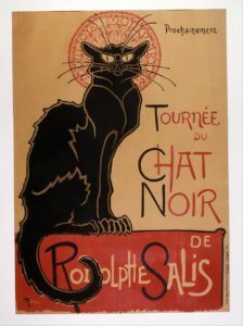 Un chat noir de profil nous regarde de ses yeux jaunes, assis sur un rebord rouge, sur un fond jaune. Autour de lui, il est inscrit : « Prochainement Tournée du Chat noir de Rodolphe Salis »