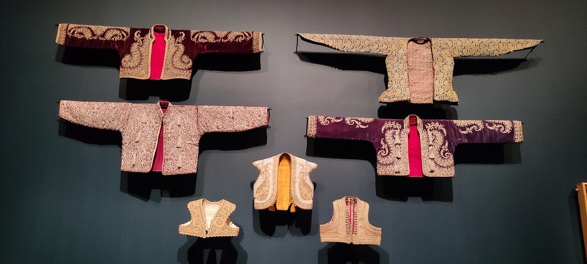Ensemble de vêtements brodés d'or