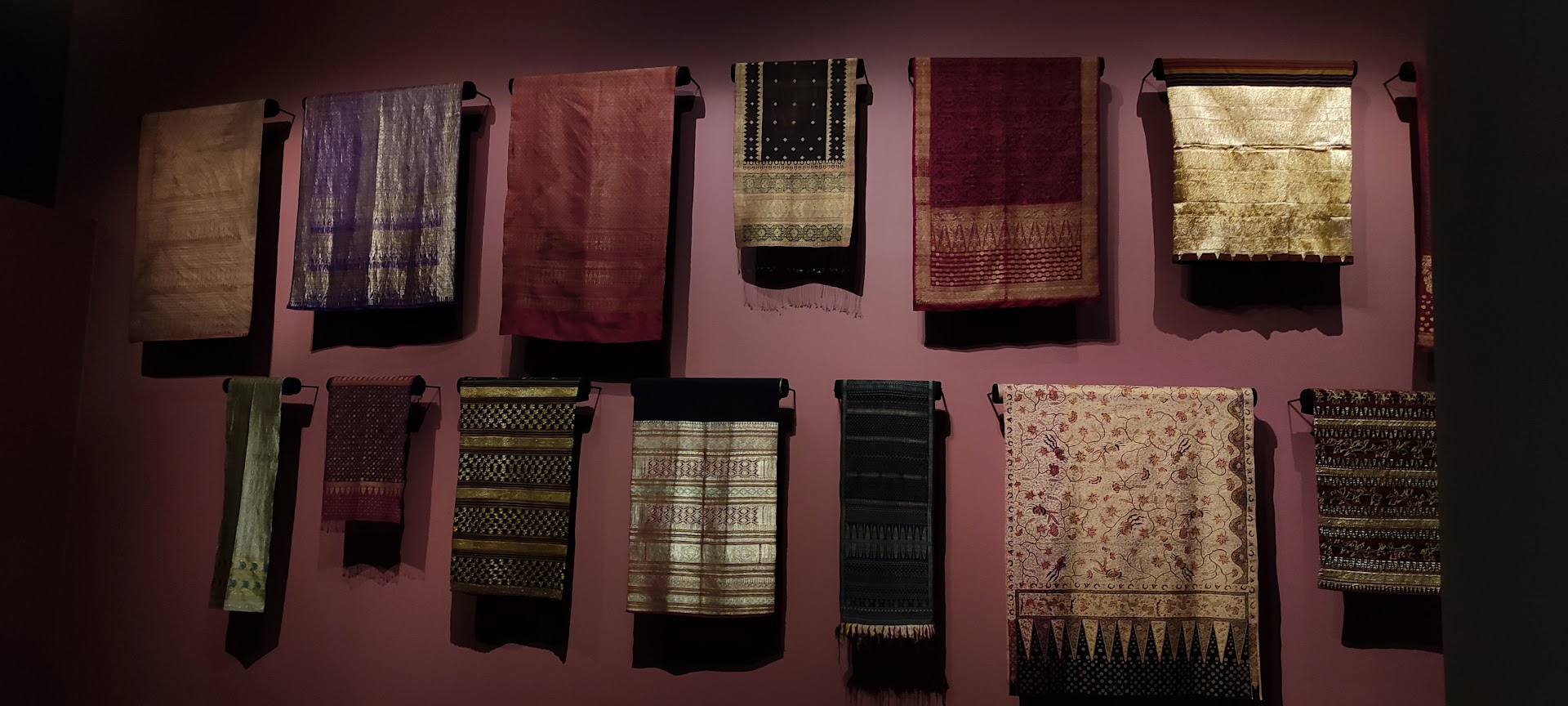 Tissus carrés avec différents exemple de broderies