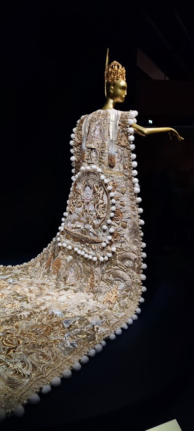 Robe d'apparat brodée