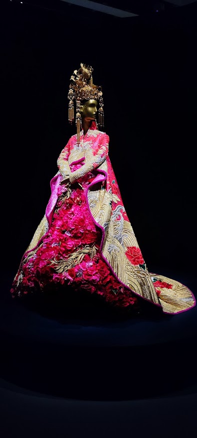 Robe d'apparat rose brodée
