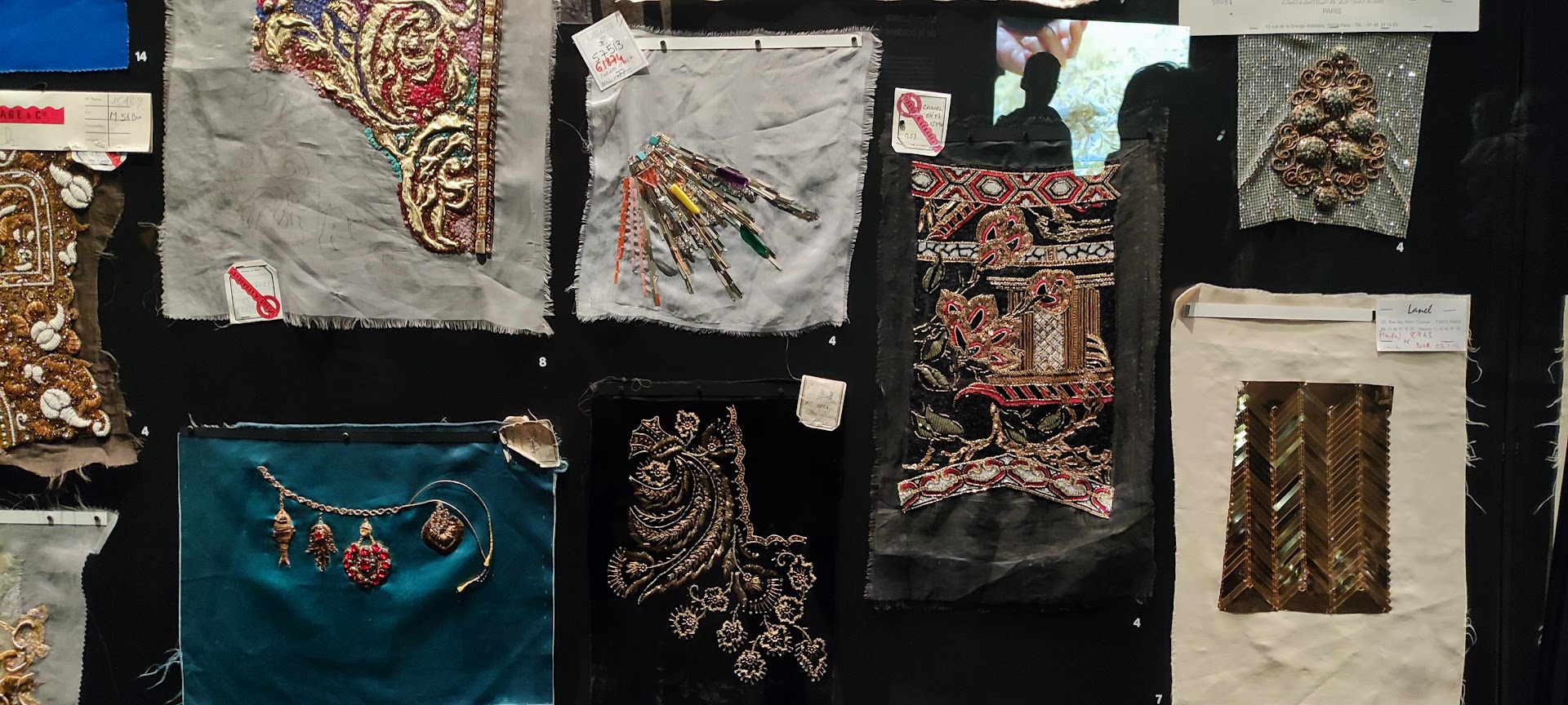 Tissus carrés avec différents exemple de broderies