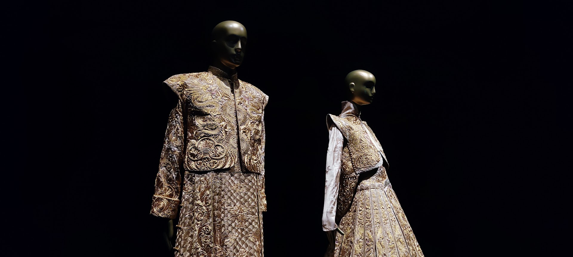 Deux costumes pour un homme et une femme